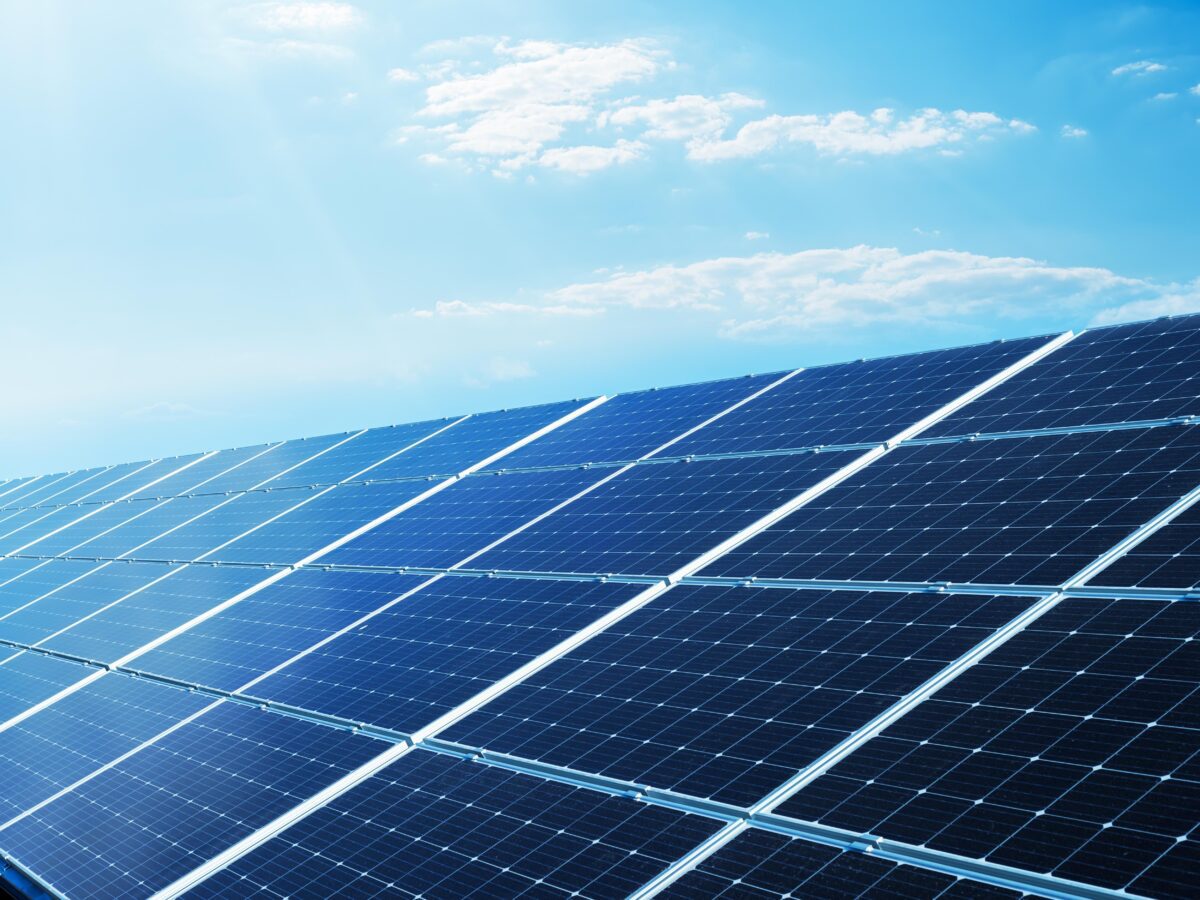 Eng Energietransitioun, déi fir jiddereen zougänglech ass: Virfinanzéierung vun der finanzieller Hëllef fir Photovoltaikanlagen elo a Kraaft